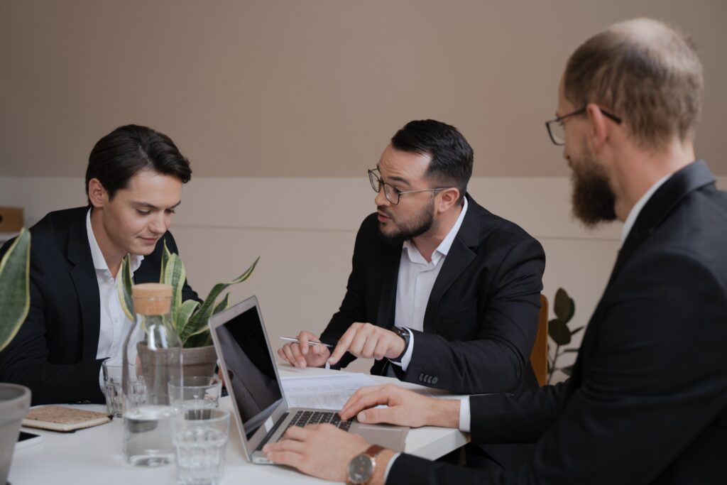 Jefe de mayordomos liderando su equipo